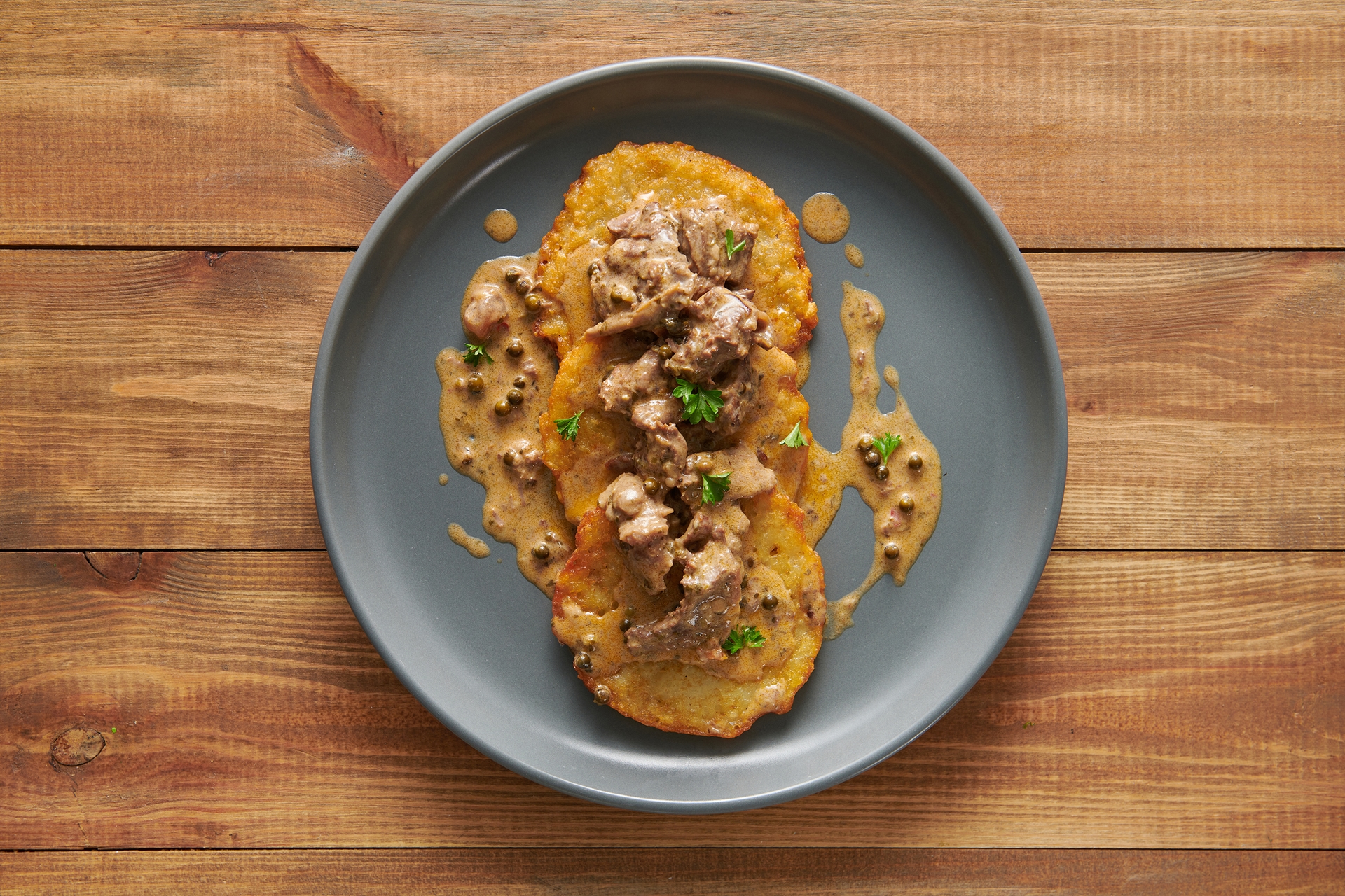 Placki ziemniaczane Aviko z gulaszem wołowym w śmietanowym sosie z zielonym pieprzem