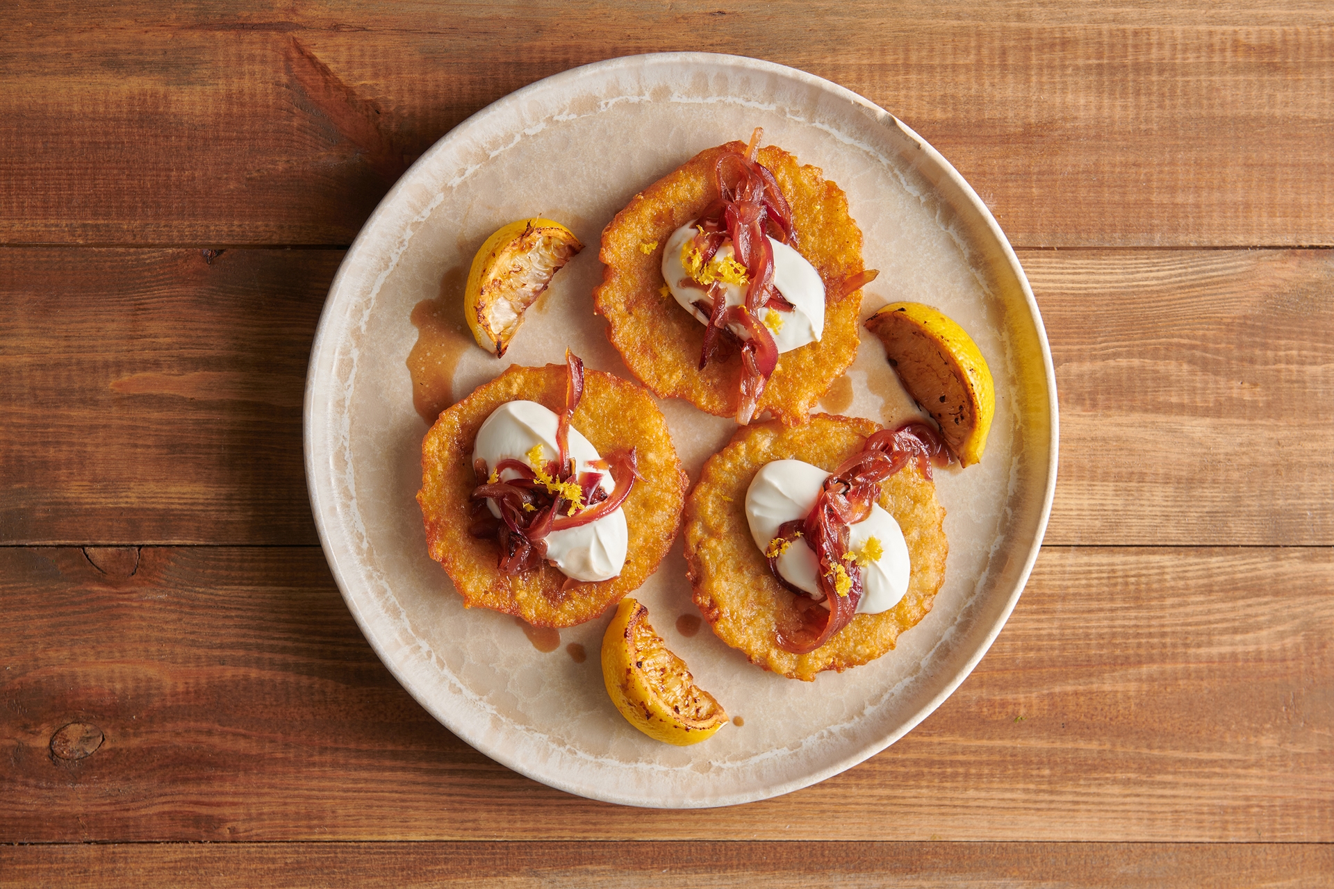 Placki ziemniaczane Aviko z konfiturą z czerwonej cebuli, kwaśną śmietaną i grillowaną cytryną