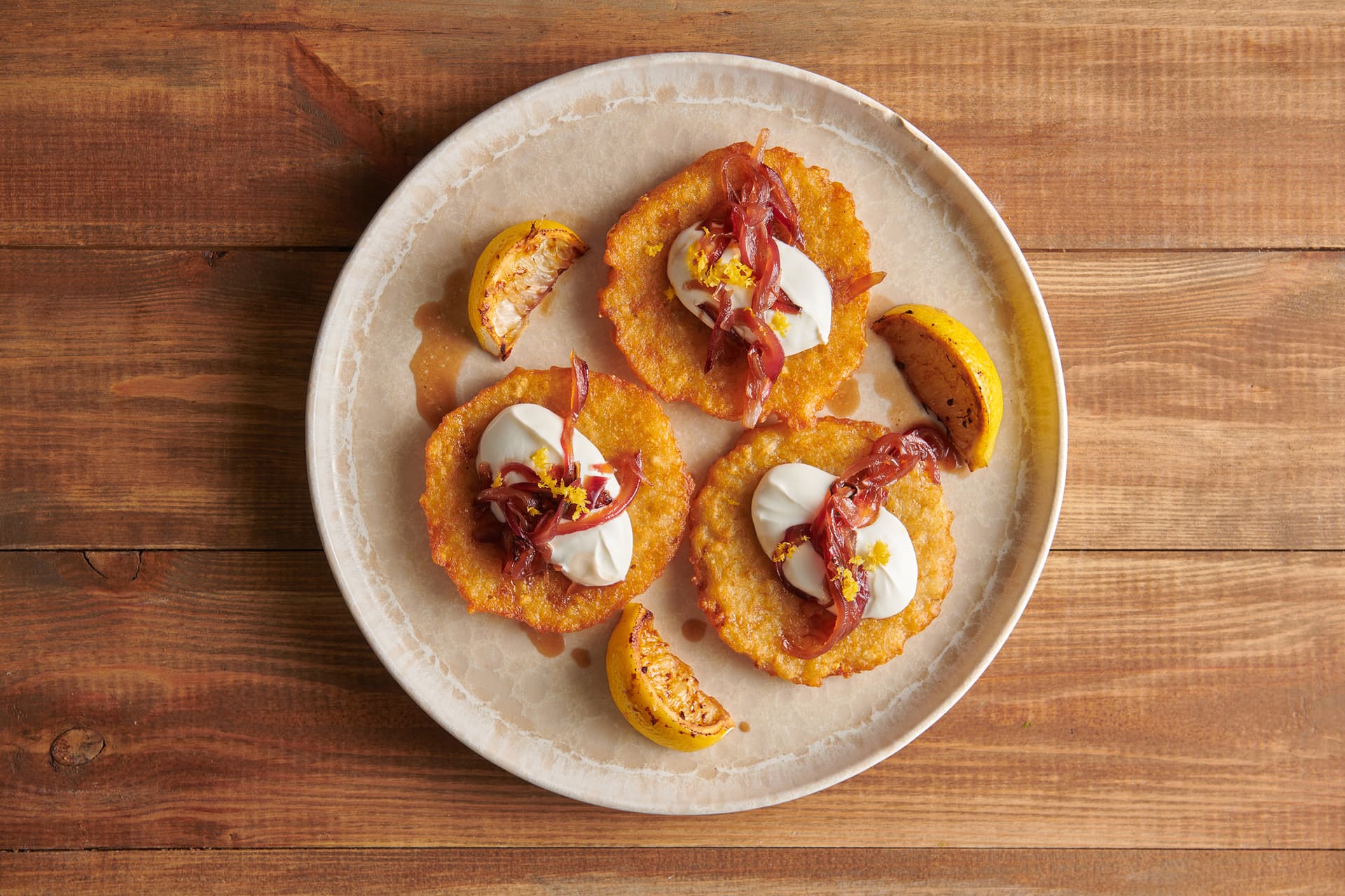 Placki ziemniaczane Aviko z konfiturą z czerwonej cebuli, kwaśną śmietaną i grillowaną cytryną