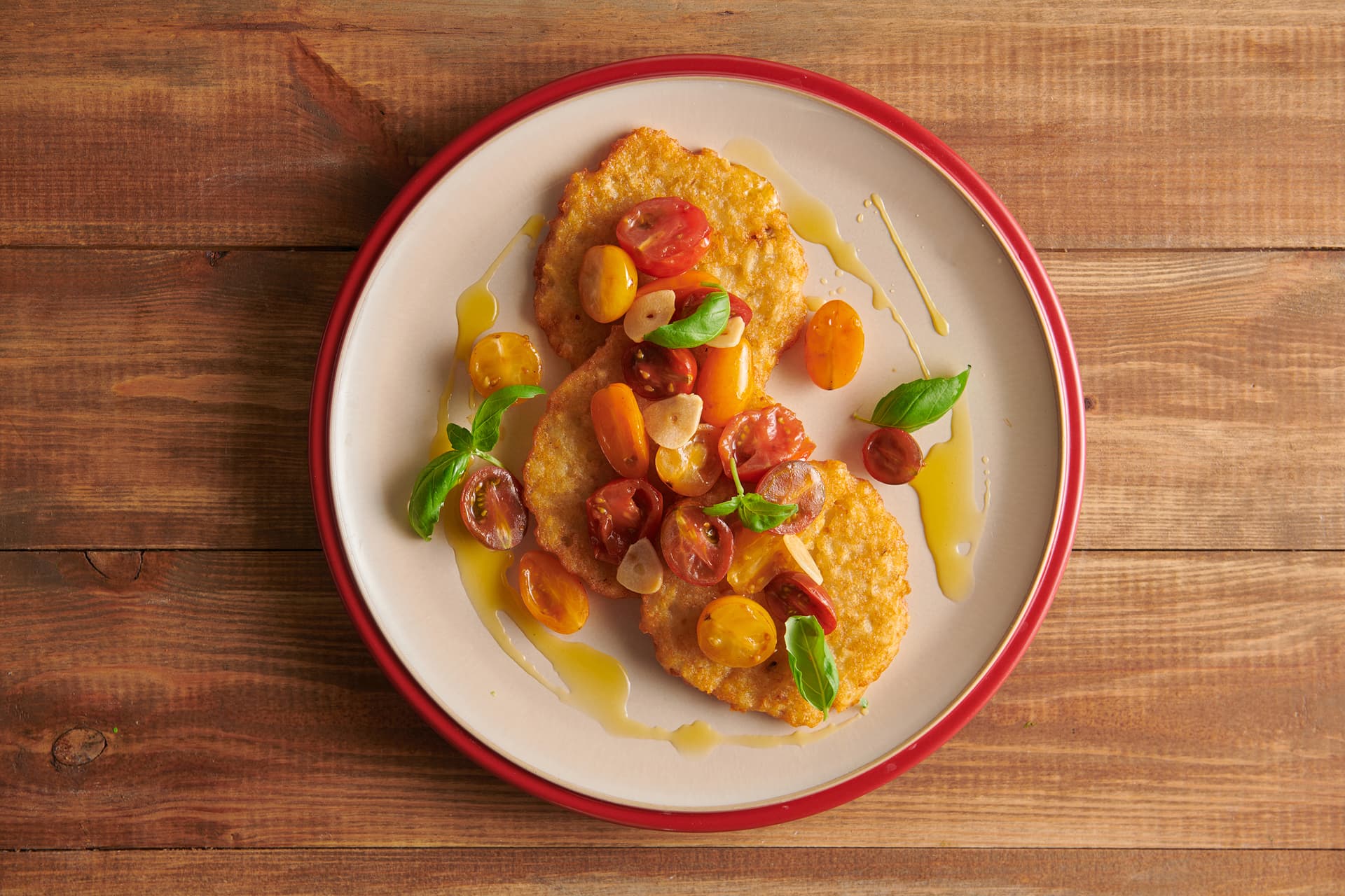 Placki ziemniaczane Aviko z pomidorkami koktajlowymi z czosnkiem z patelni