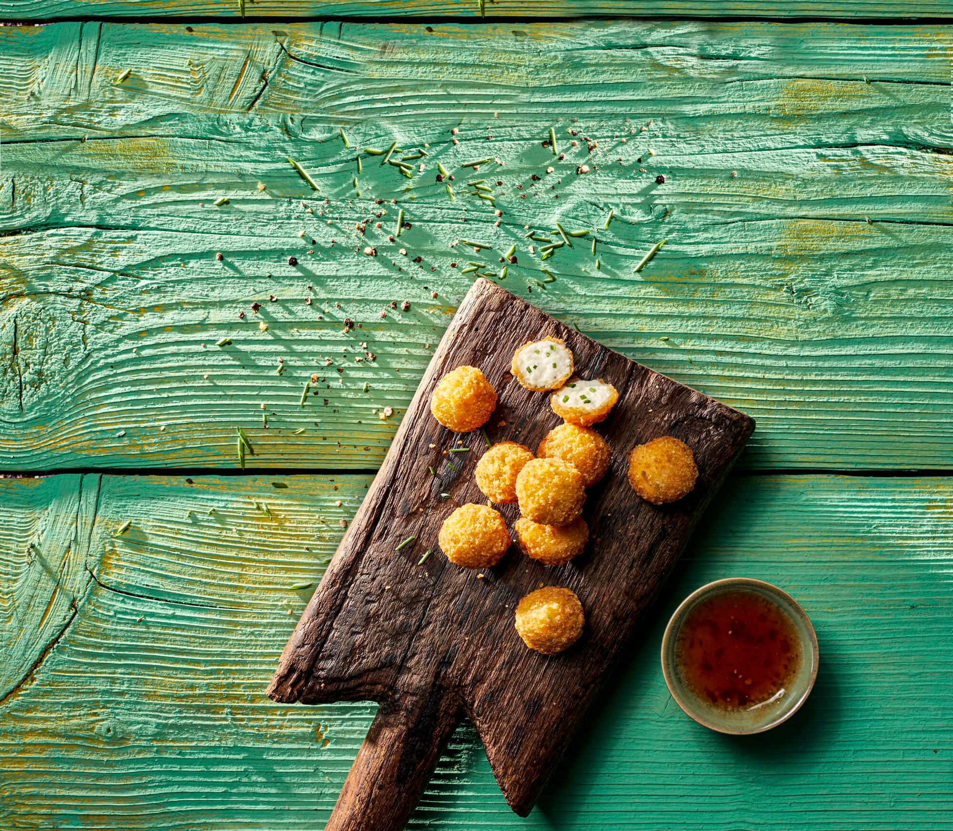 kuleczki-nadziewane-serkiem-smietankowym-aviko-na-desce