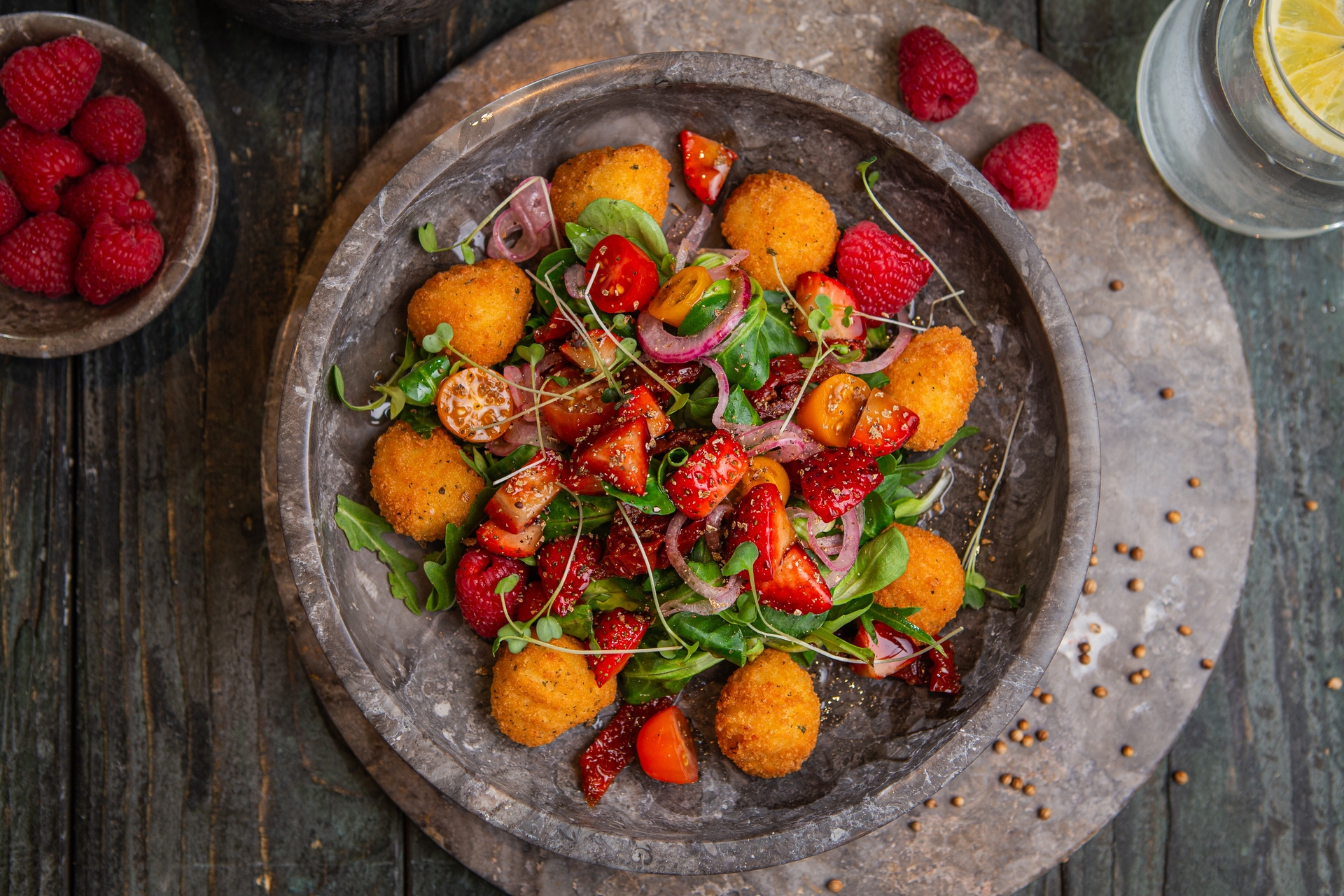 salatka_z_camembert_bites_i_malinowym_sosem_winegret przepis Aviko gastronomia