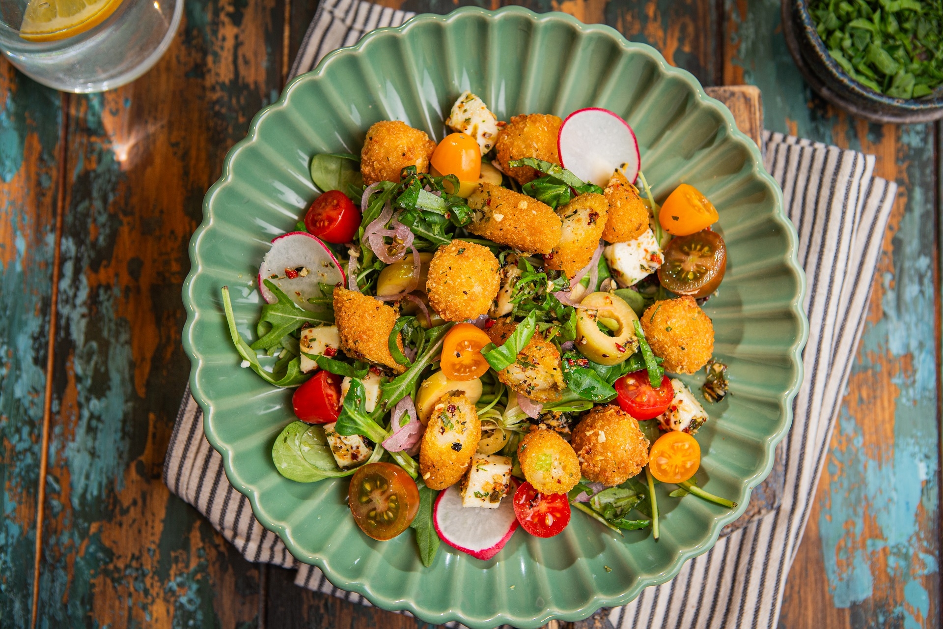 srodziemnomorska_salatka_z_mozzarella_i_oliwkami przepis Aviko gastronomia