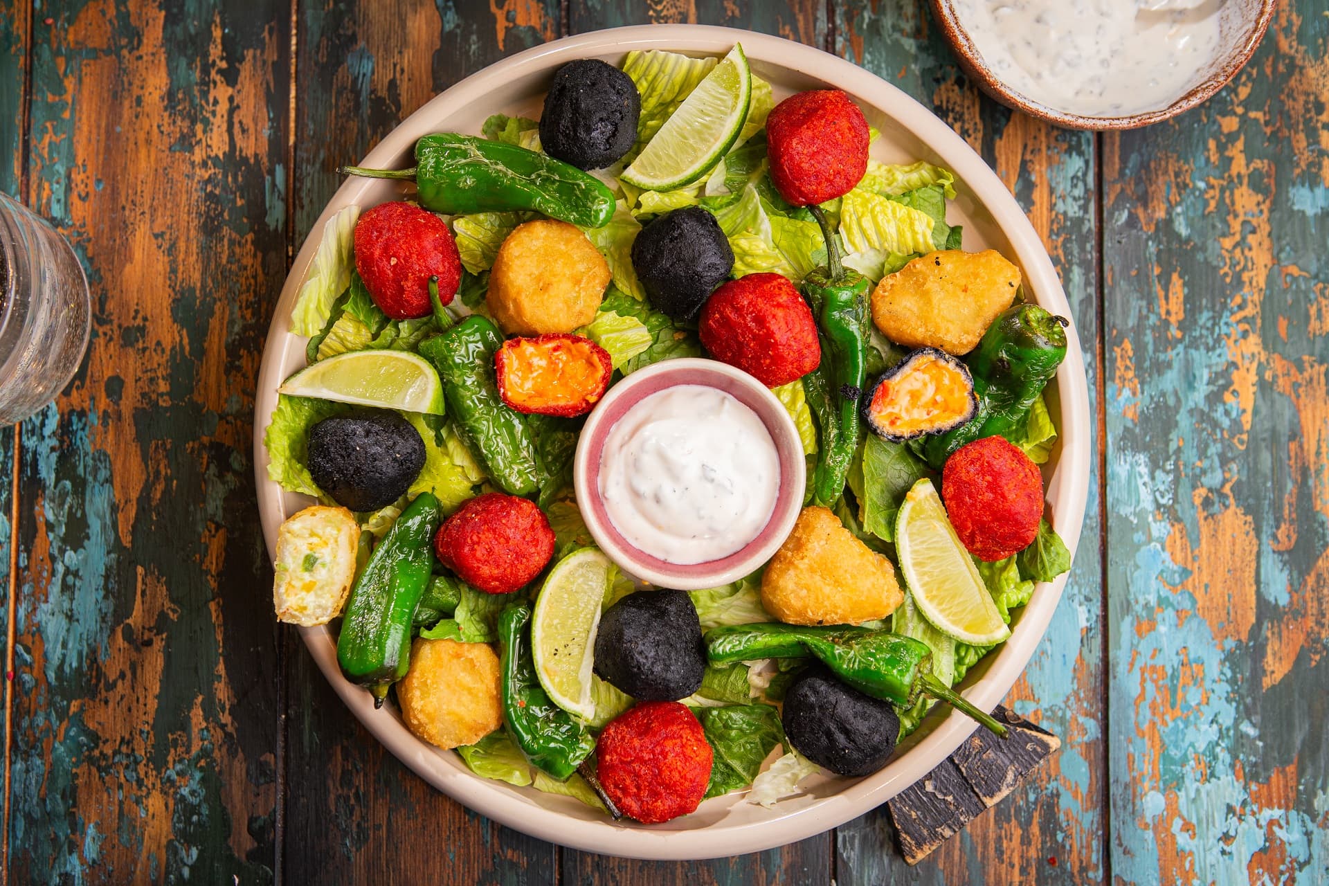 talerz_serowych_przekasek_z_orzezwiajacym_dipem_jogurtowym przepis Aviko gastronomia