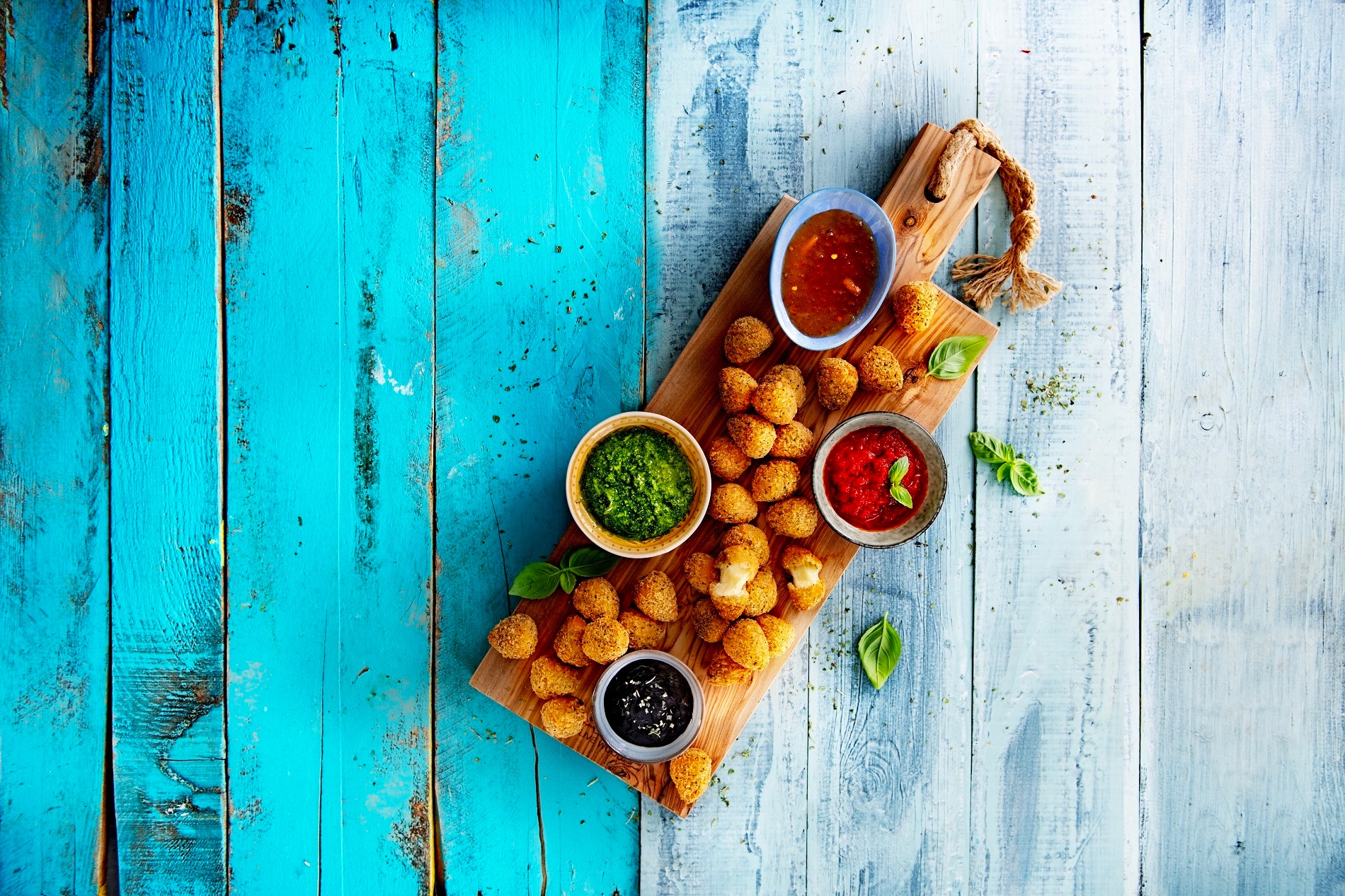 panierowane_przekaski_z_serem_mozzarella_na_desce | produkty Aviko do gastronomii