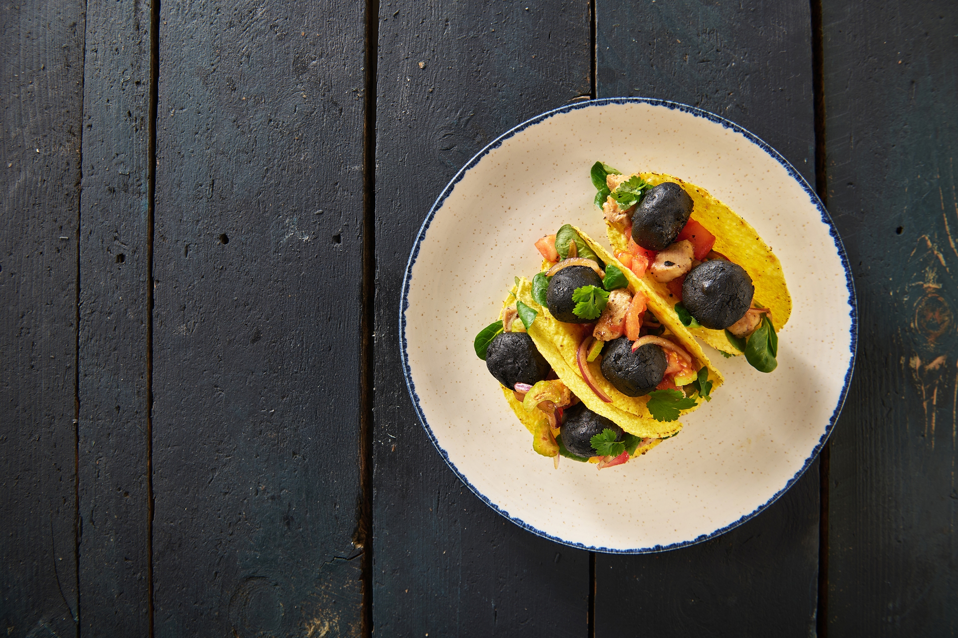 loaded_chili_cheddar_black_nuggets_z_kurczakiem_i_salsa