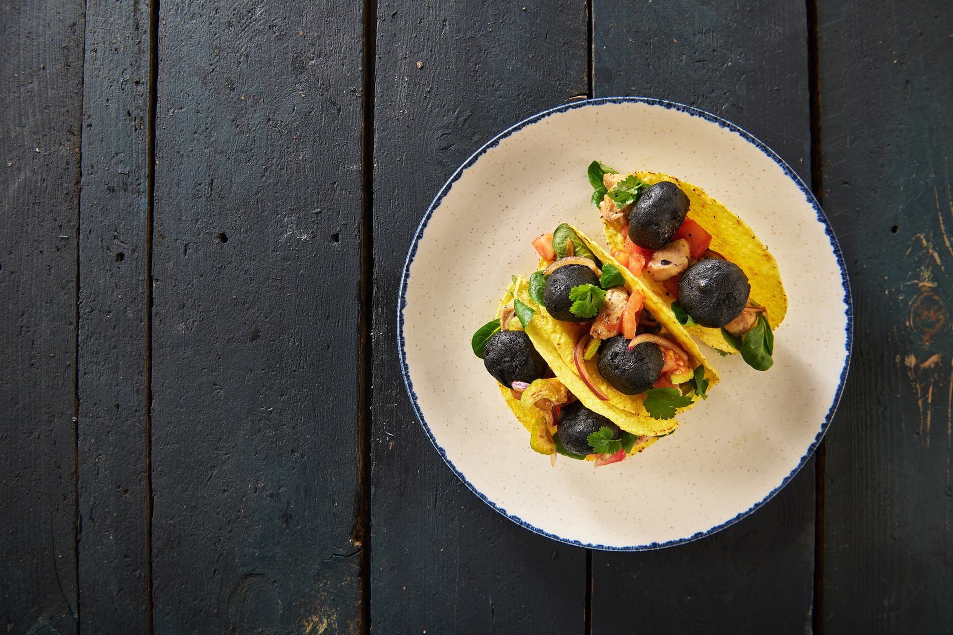 loaded_chili_cheddar_black_nuggets_z_kurczakiem_i_salsa