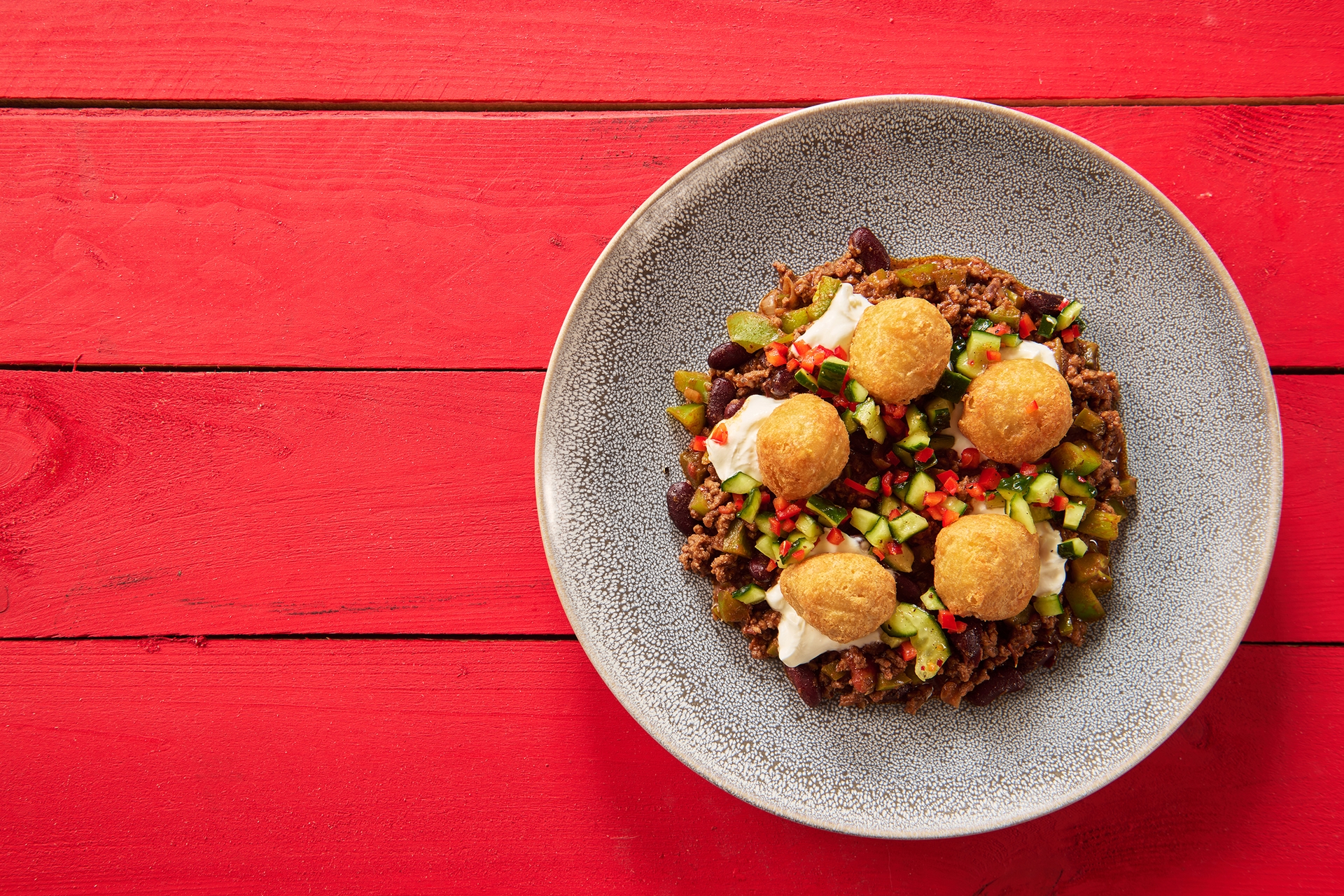 loaded_chili_cheddar_cheese_nuggets_z_chili_con_carne_i_salsa_ze_swiezych_ogorkow