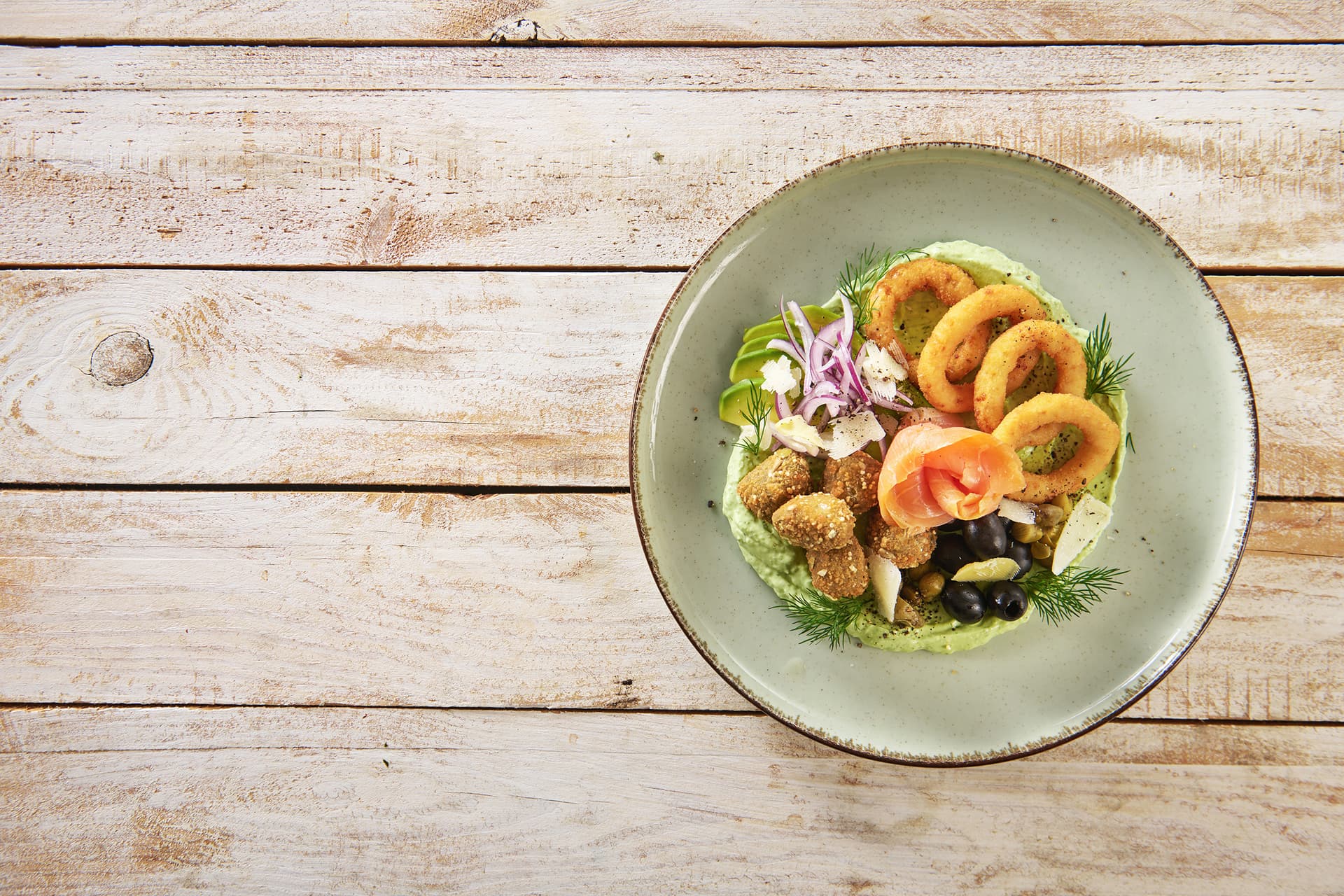 loaded_falafel_bites_i_krazki_cebulowe_z_wedzony_lososiem_i_majonezem_koperkowym