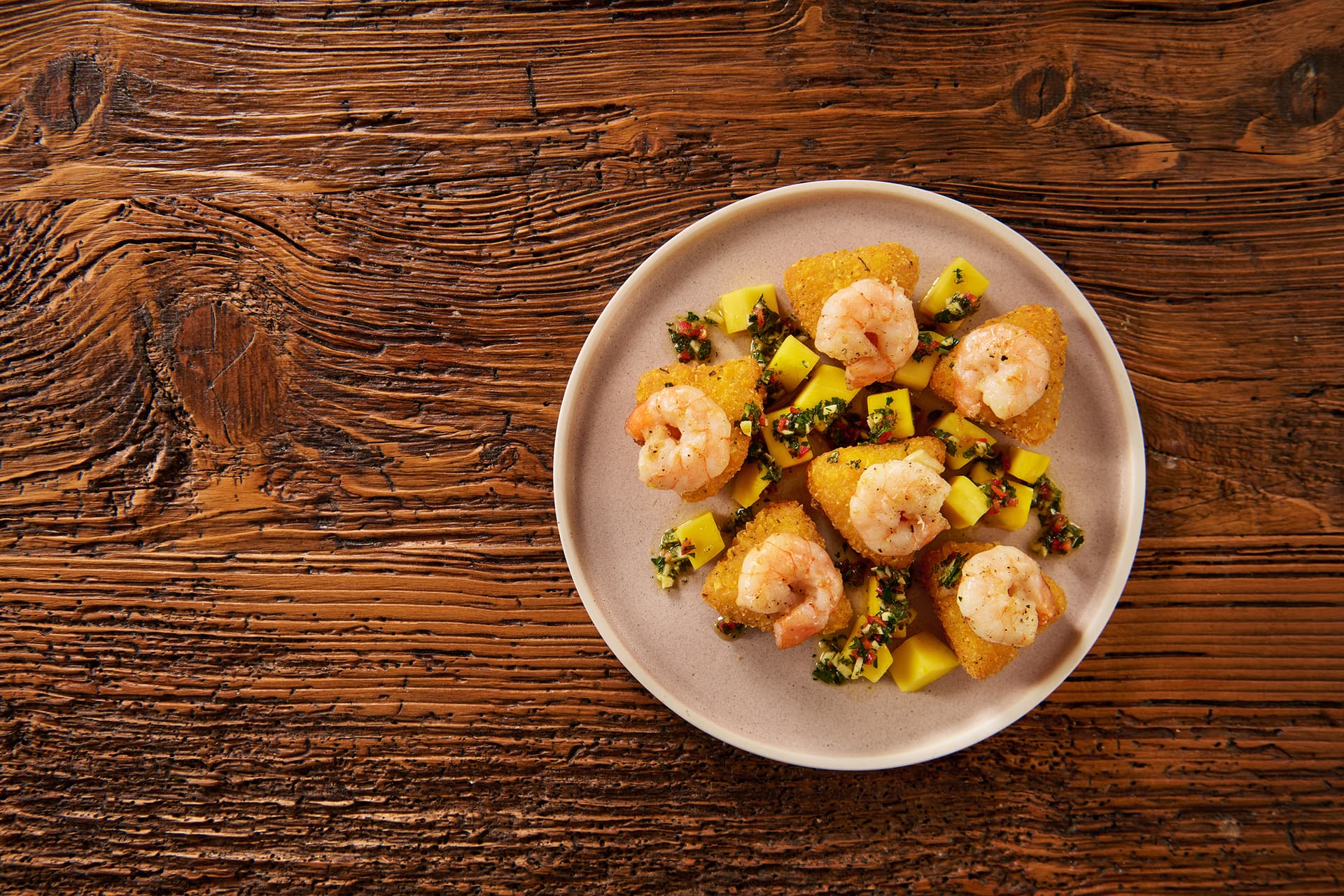 loaded_macn_cheese_bites_z_krewetkami_mango_i_sosem_chimichurri