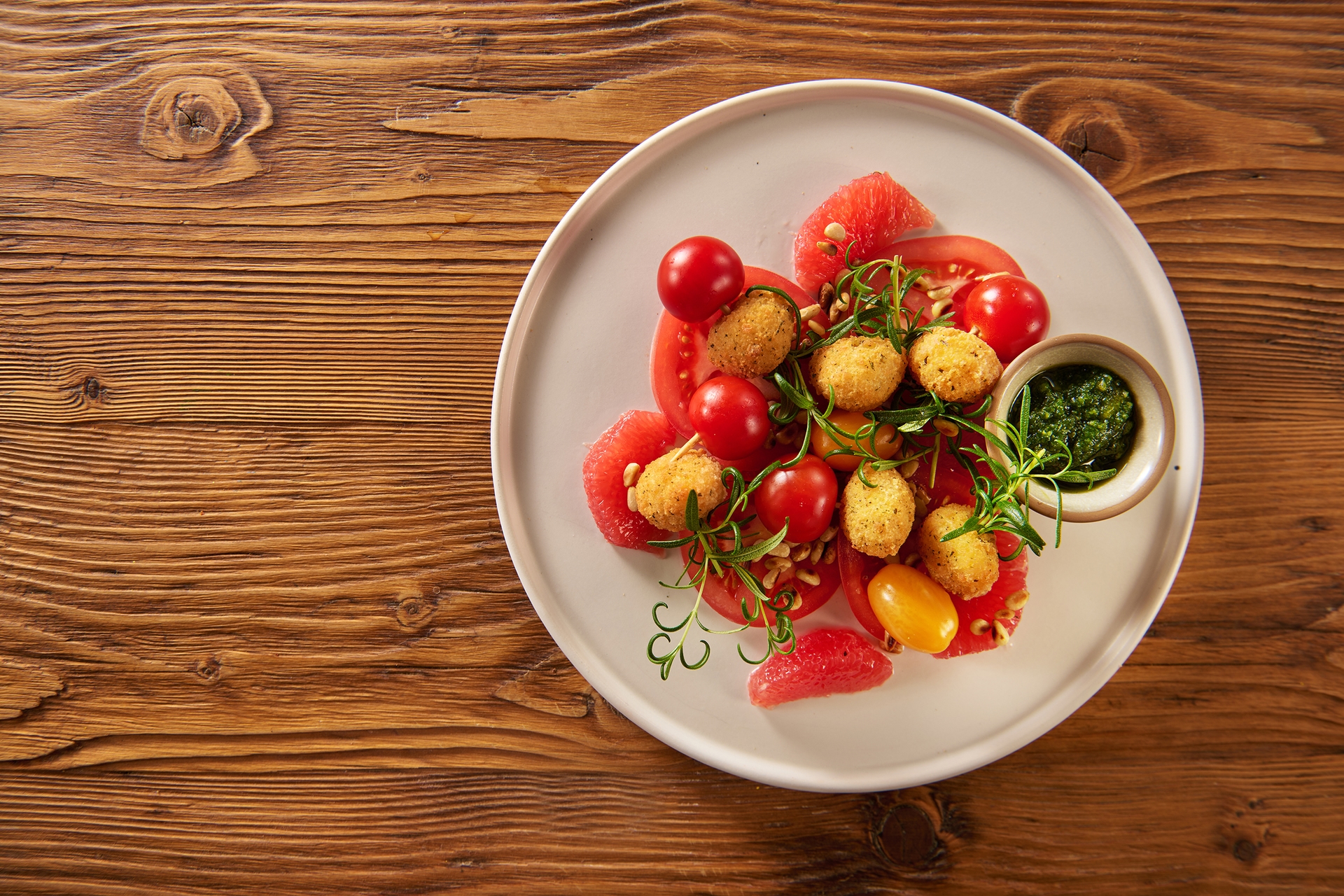 loaded_mozzarella_bites_z_pomidorami_i_pesto