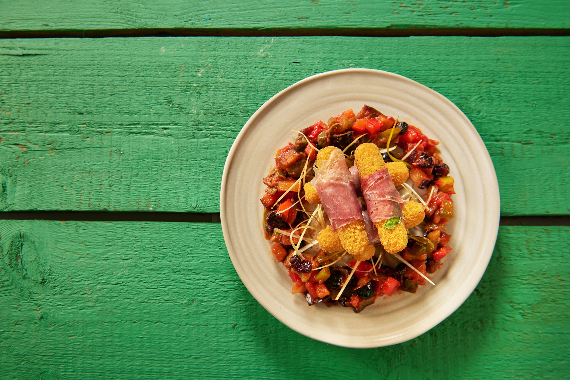 loaded_mozzarella_sticks_z_szynka_parmenska_i_caponata