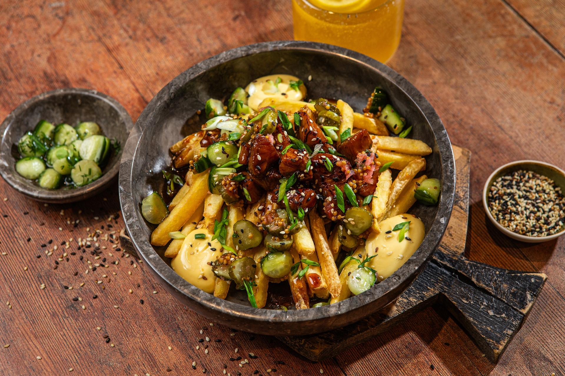 Bowl z kurczakiem w stylu yakitori, podany w restauracji, z frytkami Aviko i marynowanym ogórkiem