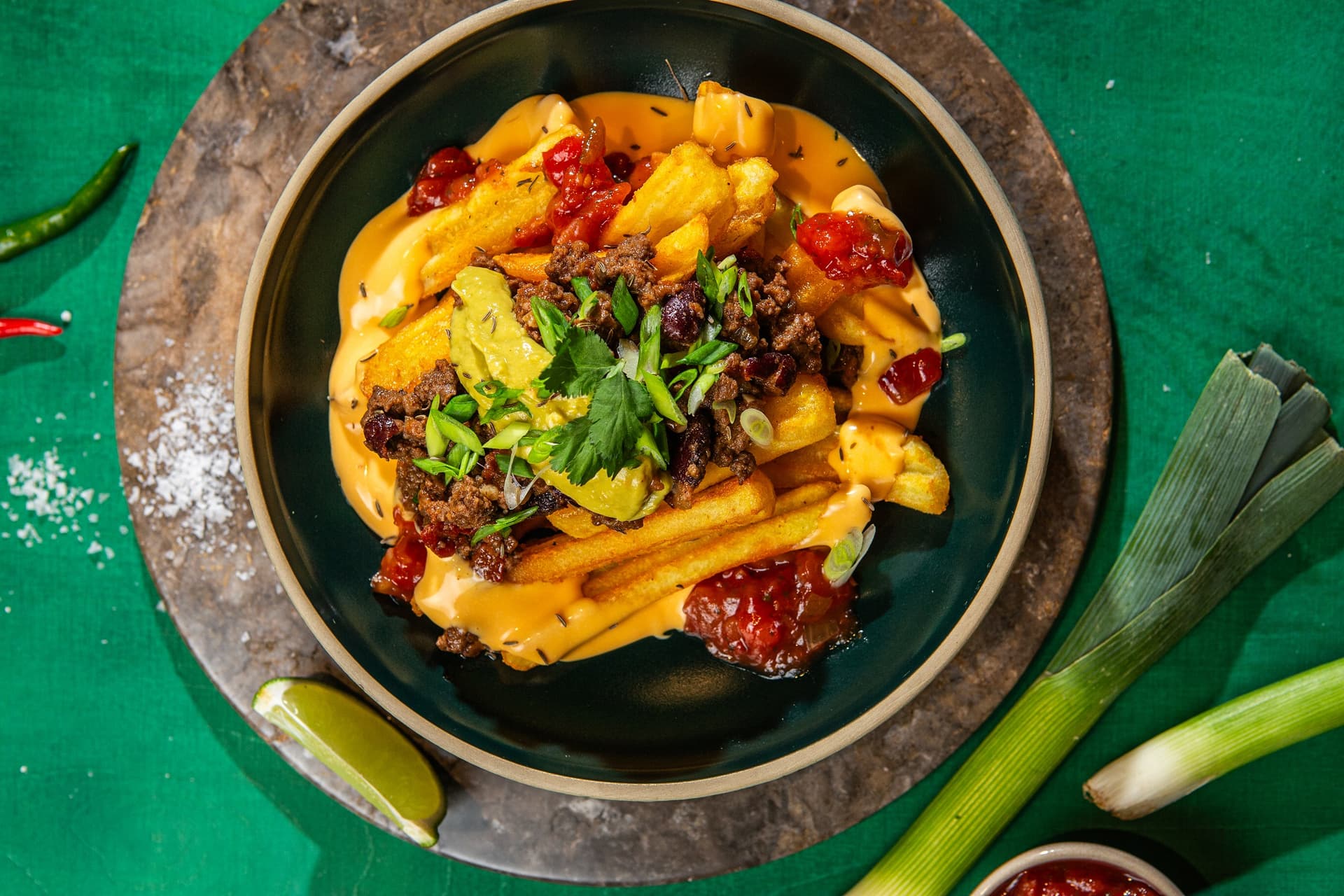 chili con carne podane w miseczce w restauracji, z frytkami Wavy Blends Aviko, sosami i kolendrą
