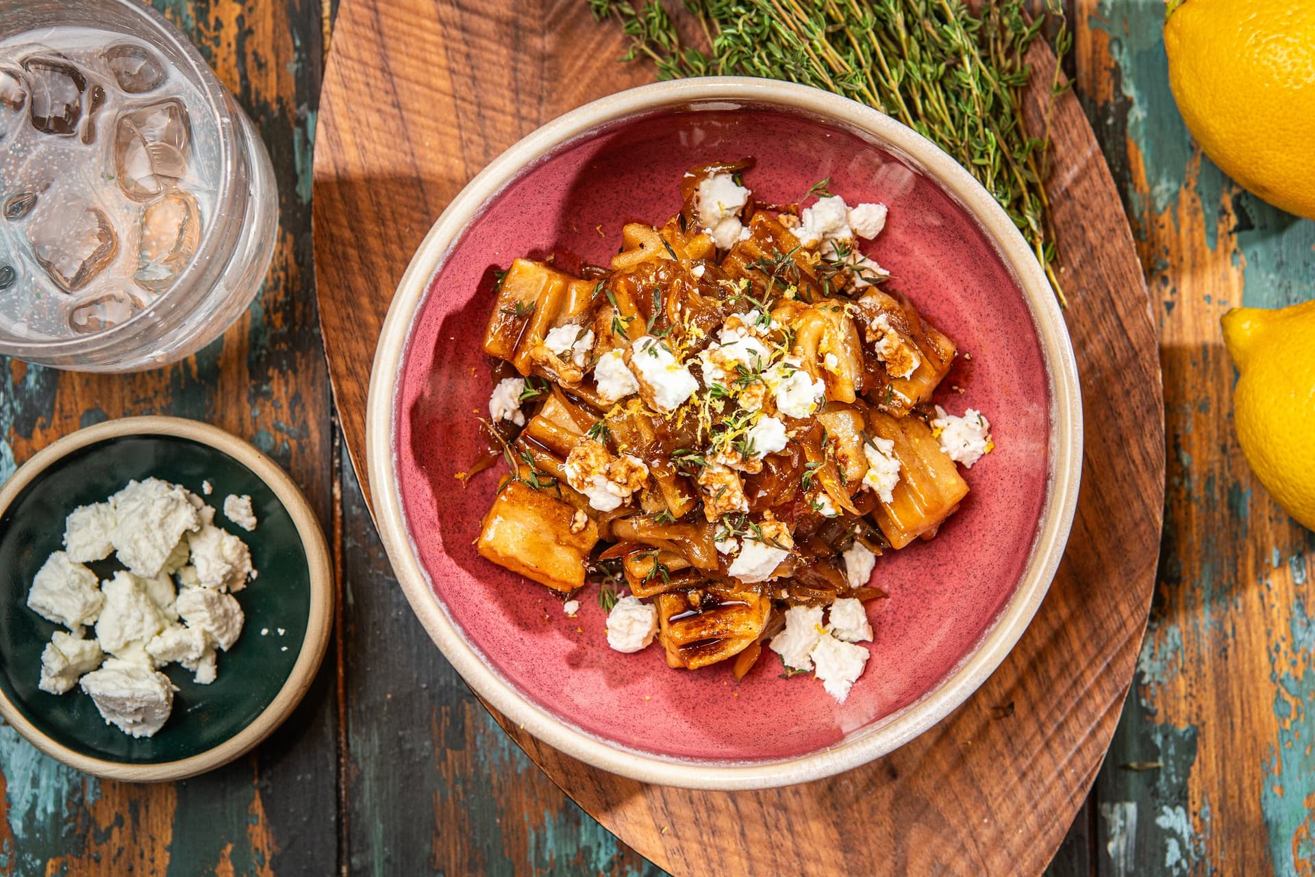 churros w stylu el bulli z przepisu Aviko dla gastronomii, podane w miseczce w restauracji, z kozim serem i kremem balsamicznym, obok miseczka z dodatkowym kozim serem