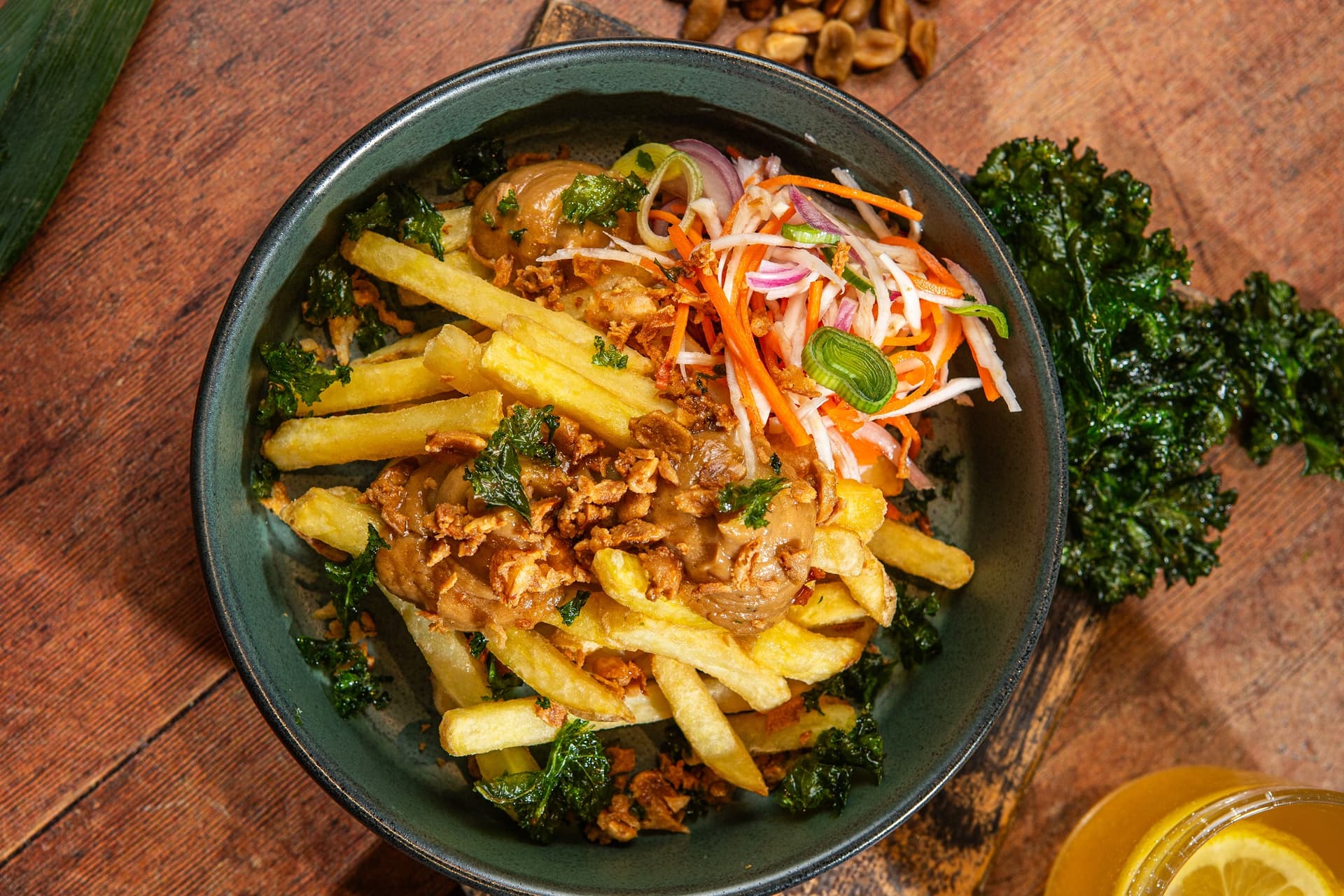 bowl w stylu indonezyjskim z frytkami Aviko, sosem z orzeszków ziemnych i marynowanymi warzywami