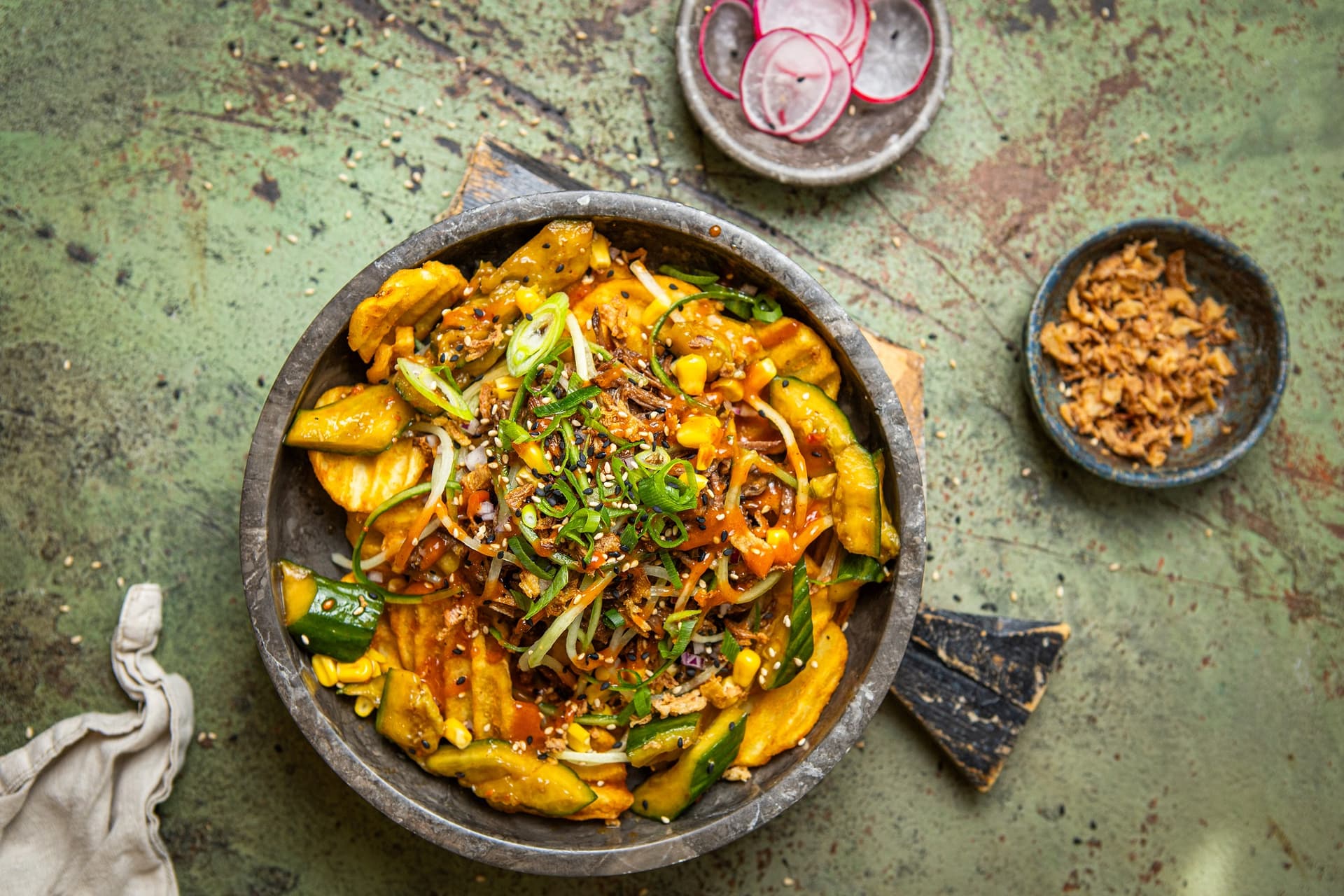 koreański bowl z wołowiną i grubo karbowanymi talarkami ziemniaczanymi Aviko - przepis Aviko dla gastronomii