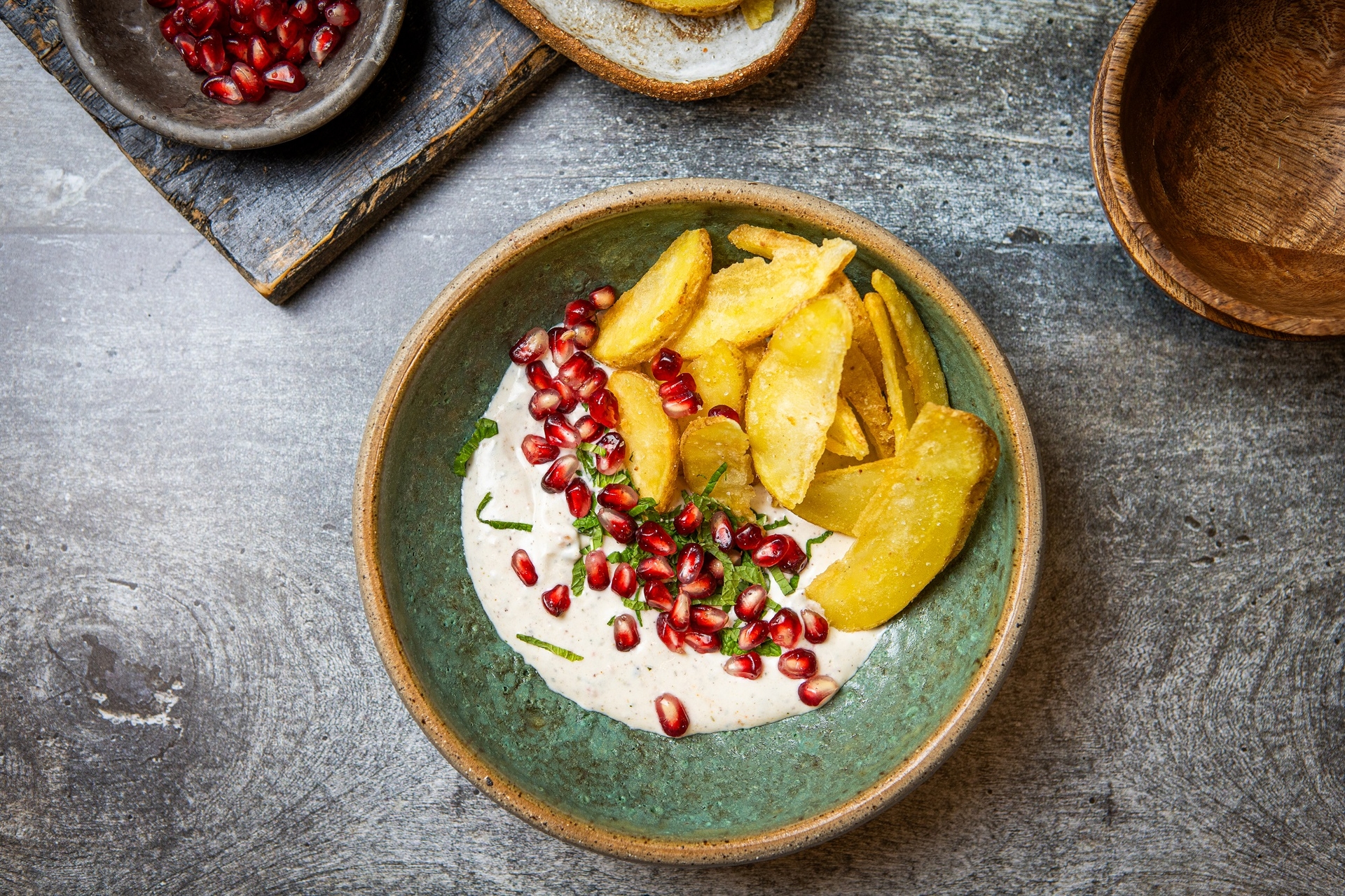 Labneh z zaatarem, cytryną i chrupiącymi cząstkami ziemniaka Aviko - przepis Aviko dla gastronomii